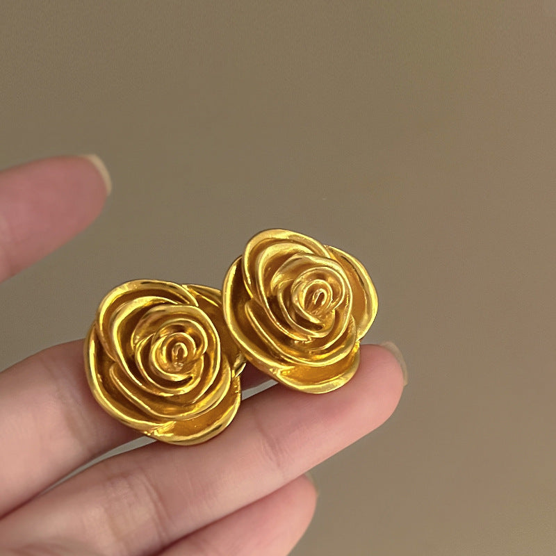 Charming Gold Earring for Any Occasion