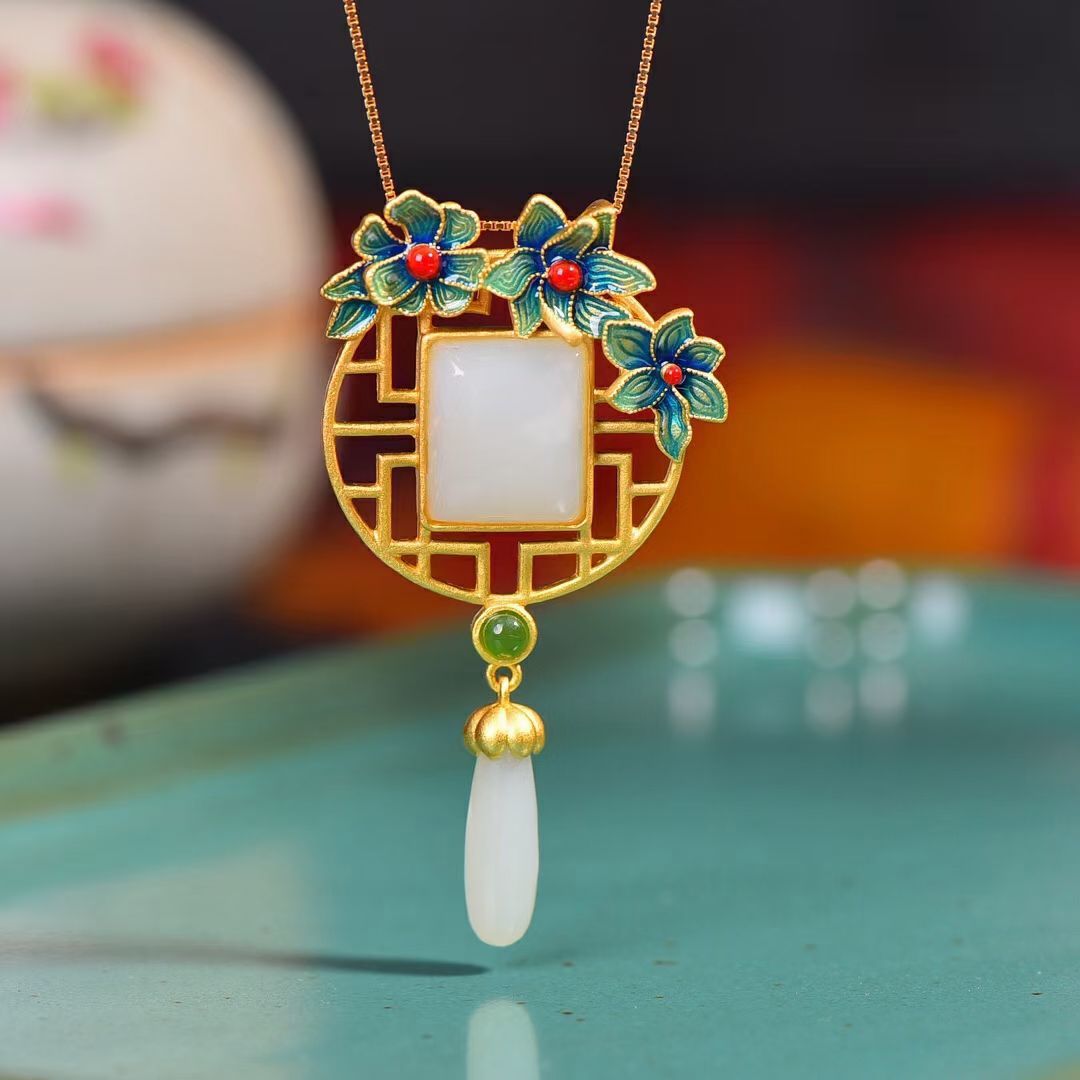Beautiful Gold Necklace with Unique Style