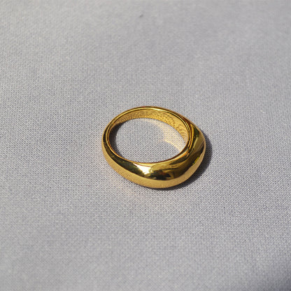 Classic Gold Ring with Timeless Appeal