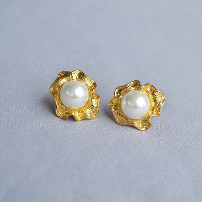 Classic Gold Earring with Timeless Appeal