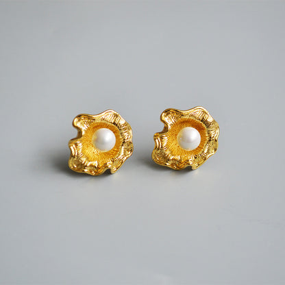 Classic Gold Earring with Timeless Appeal