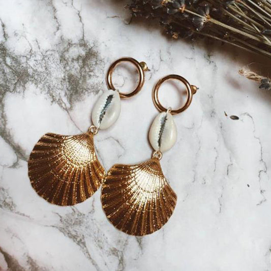 Charming Gold Earring for Any Occasion