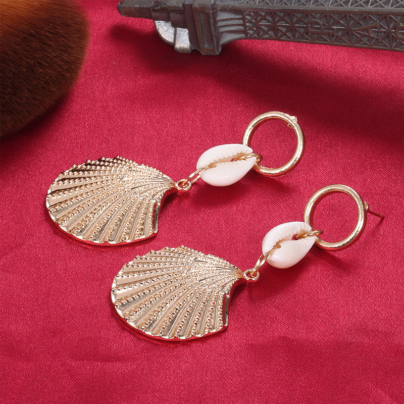 Charming Gold Earring for Any Occasion
