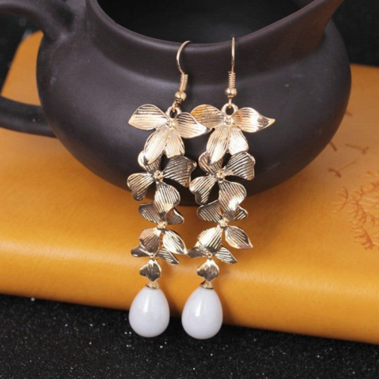 Classic Gold Earring with Timeless Appeal