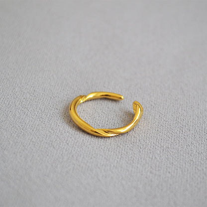 Classic Gold Ring with Timeless Appeal