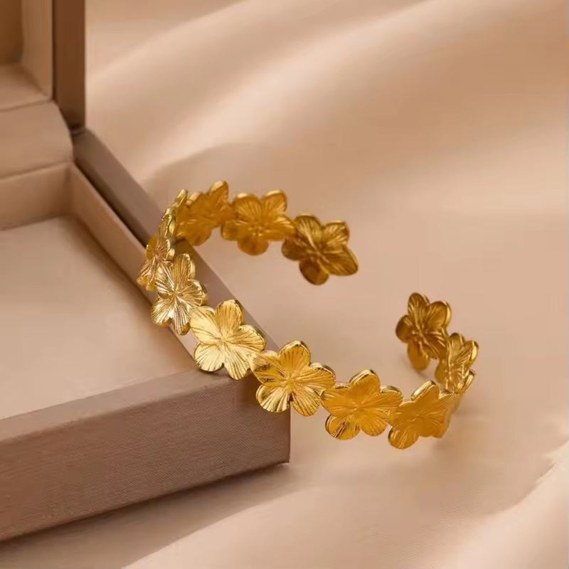 Classic Gold Bracelet with Timeless Appeal