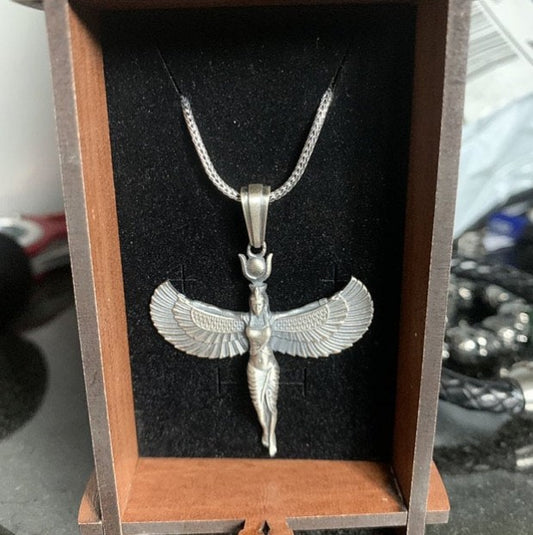 Classic Silver Necklace with Timeless Appeal