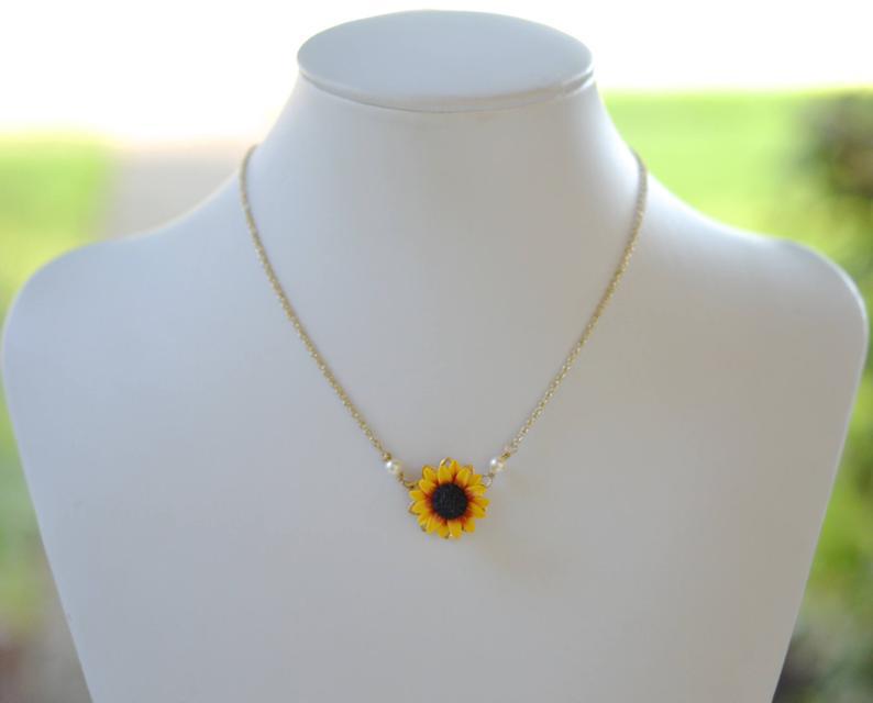 Beautiful Pearl Necklace with Unique Style
