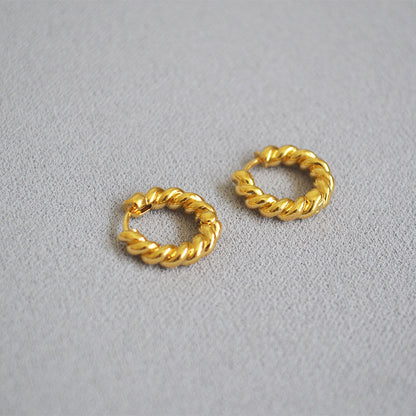 Charming Gold Earring for Any Occasion