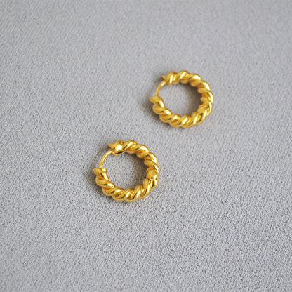 Charming Gold Earring for Any Occasion