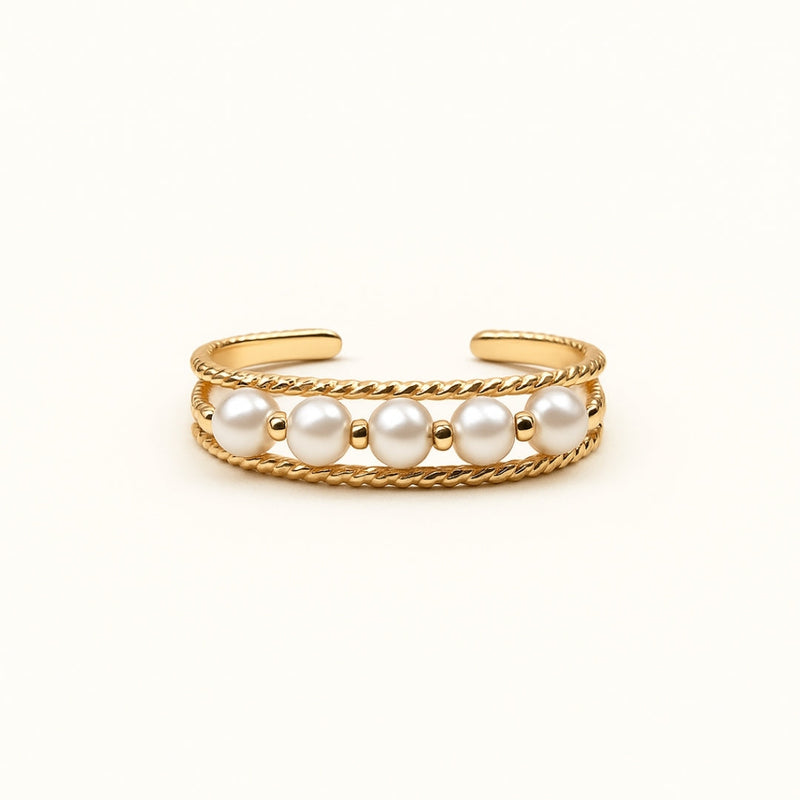 Classic Gold Ring with Timeless Appeal