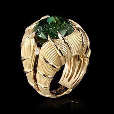Classic Gold Ring with Timeless Appeal