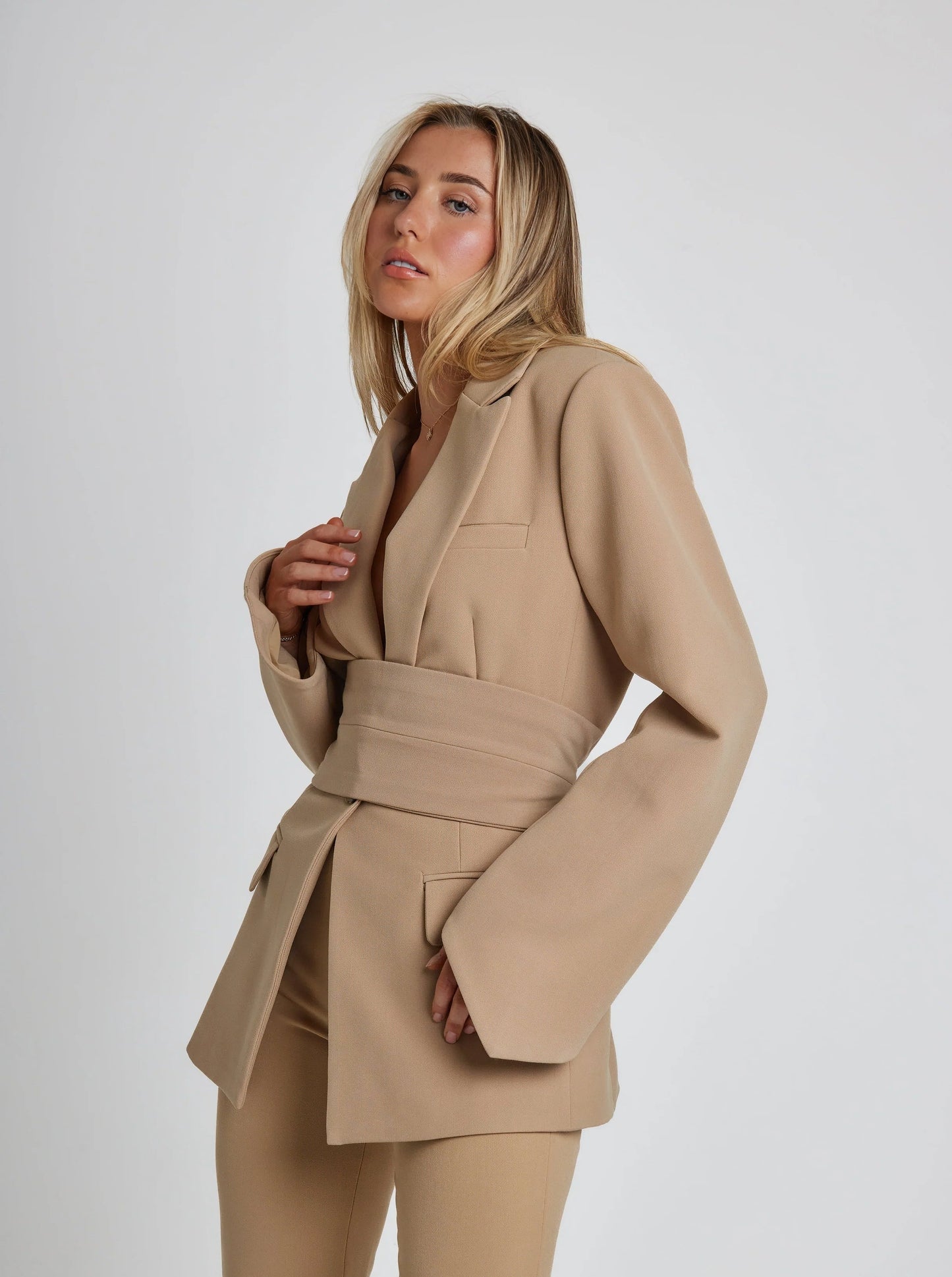 JO | Elegant blazer with belt