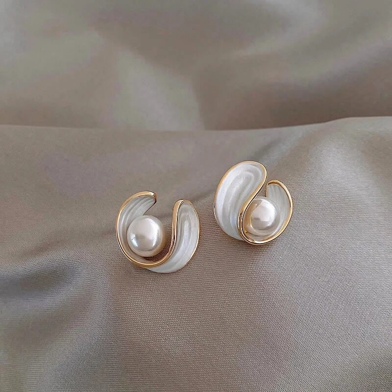 Beautiful Gold Earring with Unique Style