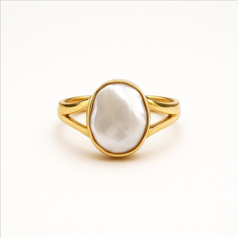 Classic Gold Ring with Timeless Appeal