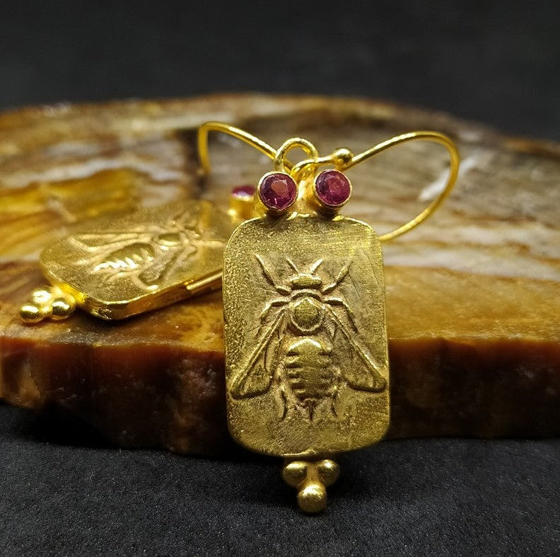 Charming Gold Earring for Any Occasion