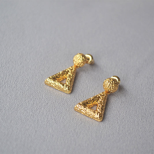 Beautiful Gold Earring with Unique Style