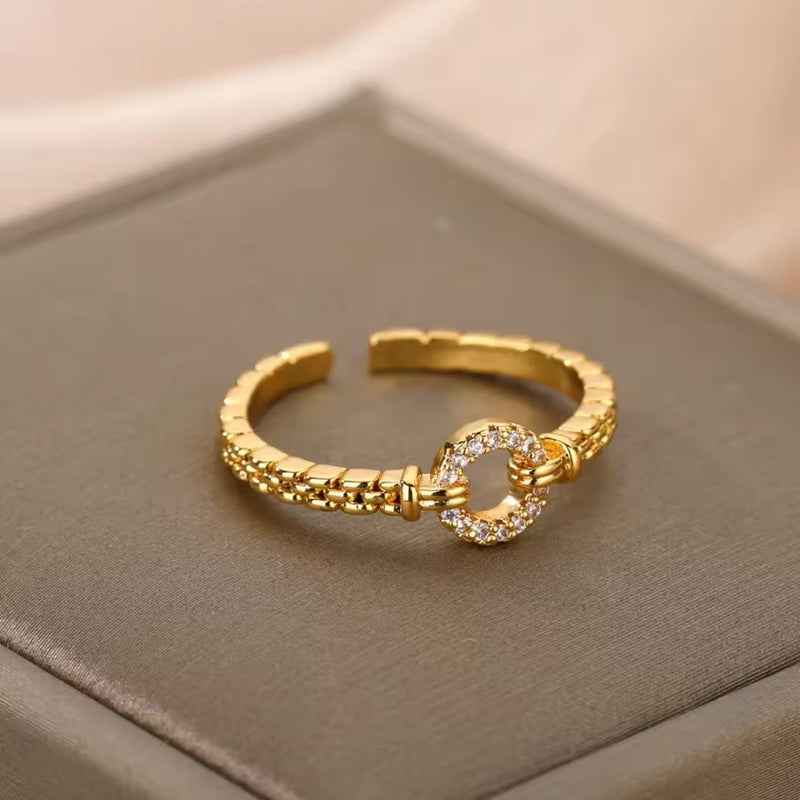 Classic Gold Ring with Timeless Appeal