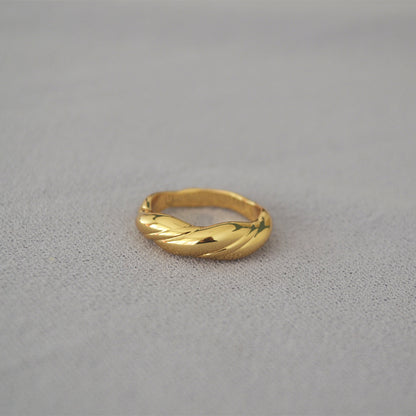 Classic Gold Ring with Timeless Appeal