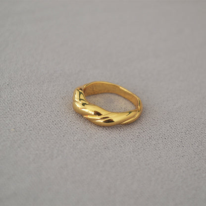 Classic Gold Ring with Timeless Appeal