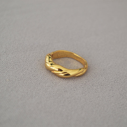 Classic Gold Ring with Timeless Appeal