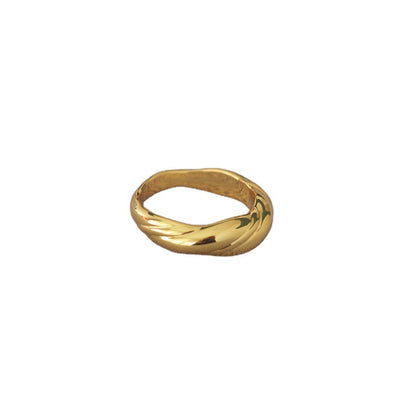 Classic Gold Ring with Timeless Appeal