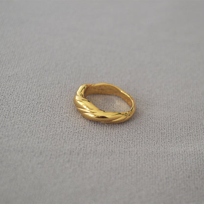 Classic Gold Ring with Timeless Appeal