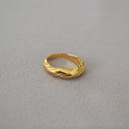 Classic Gold Ring with Timeless Appeal