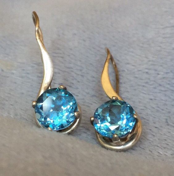 Stunning Gold Earring for Daily Wear