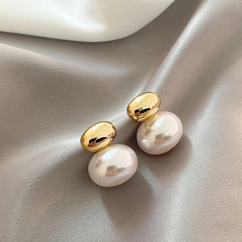 Charming Gold Earring for Any Occasion