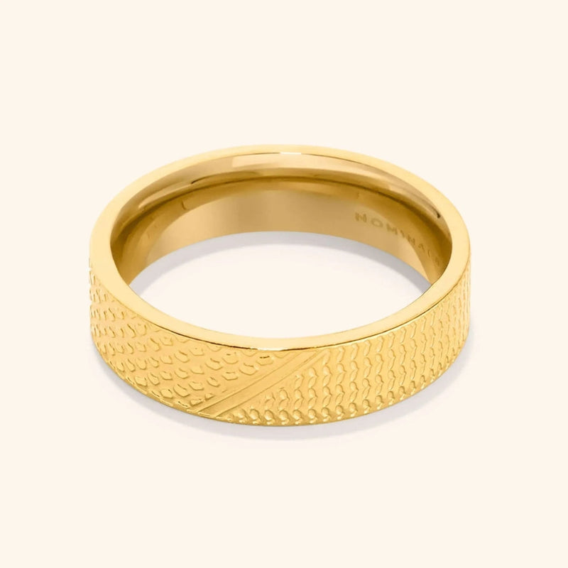 Classic Gold Ring with Timeless Appeal
