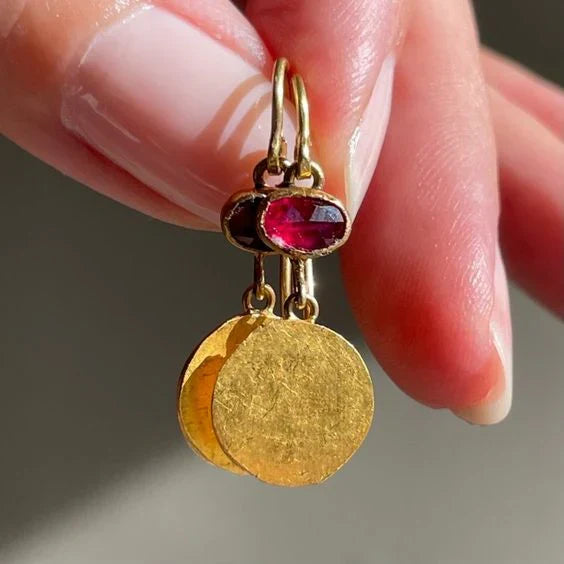 Classic Gold Earring with Timeless Appeal