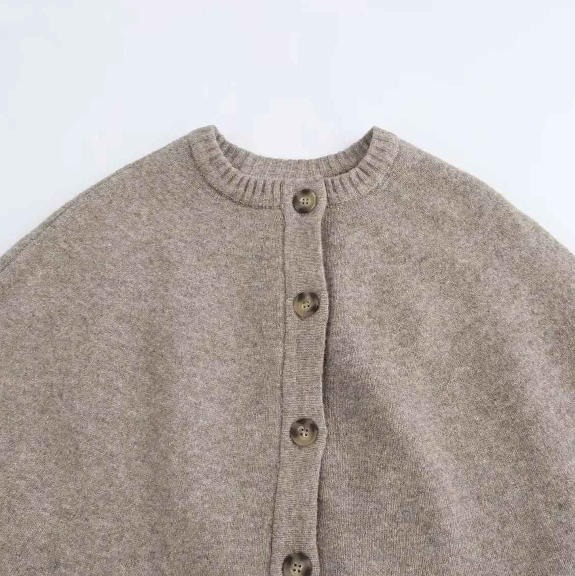 JO | Elegant button cape