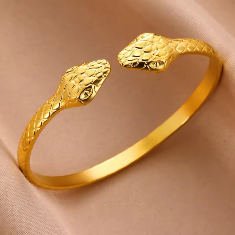 Charming Gold Bracelet for Any Occasion