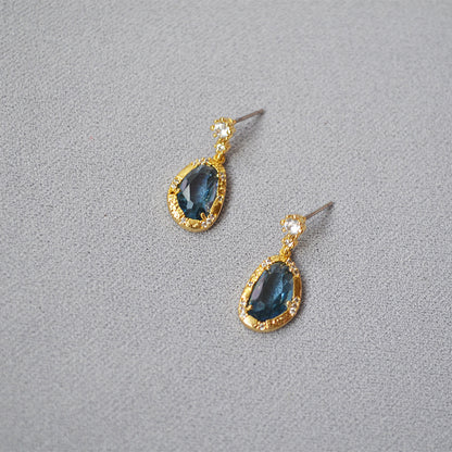 Stunning Gold Earring for Daily Wear