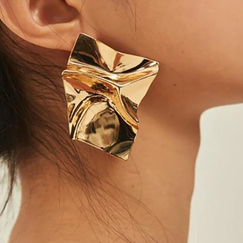 Classic Gold Earring with Timeless Appeal