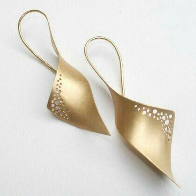 Romantic Gold Earring for Special Moments