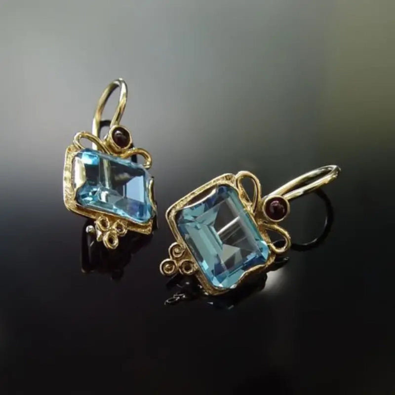 Charming Gold Earring for Any Occasion