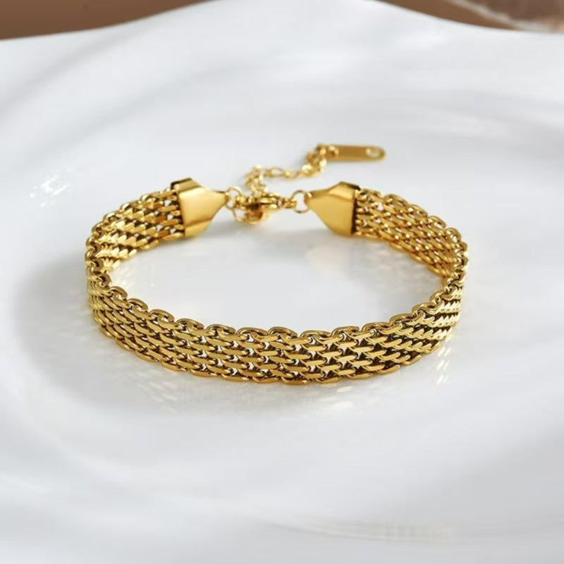 Classic Gold Bracelet with Timeless Appeal