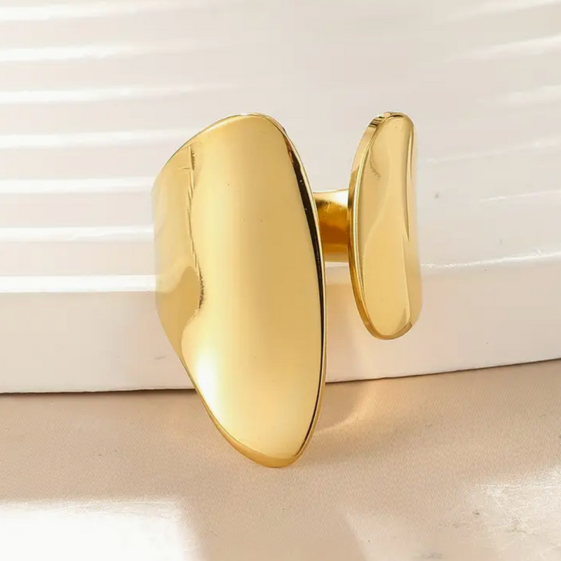Classic Gold Ring with Timeless Appeal