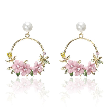 Classic Gold Earring with Timeless Appeal