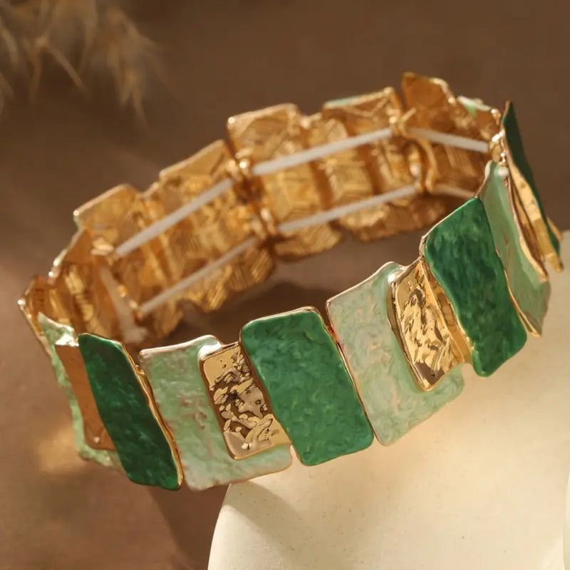 Romantic Gold Bracelet for Special Moments