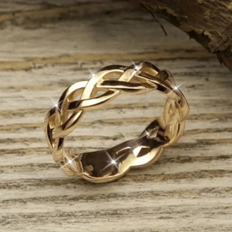 Classic Gold Ring with Timeless Appeal