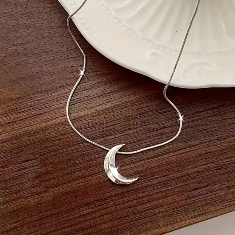 Romantic Silver Necklace for Special Moments