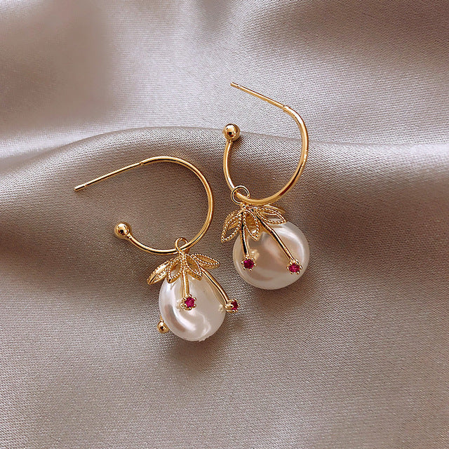 Classic Gold Earring with Timeless Appeal