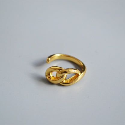 Classic Gold Ring with Timeless Appeal
