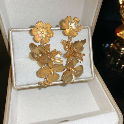 Classic Gold Earring with Timeless Appeal