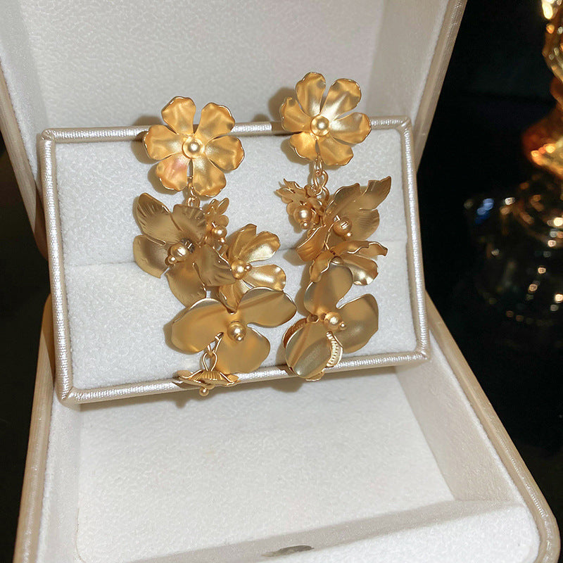 Classic Gold Earring with Timeless Appeal