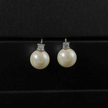 Beautiful Pearl Earring with Unique Style