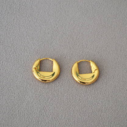 Classic Gold Earring with Timeless Appeal
